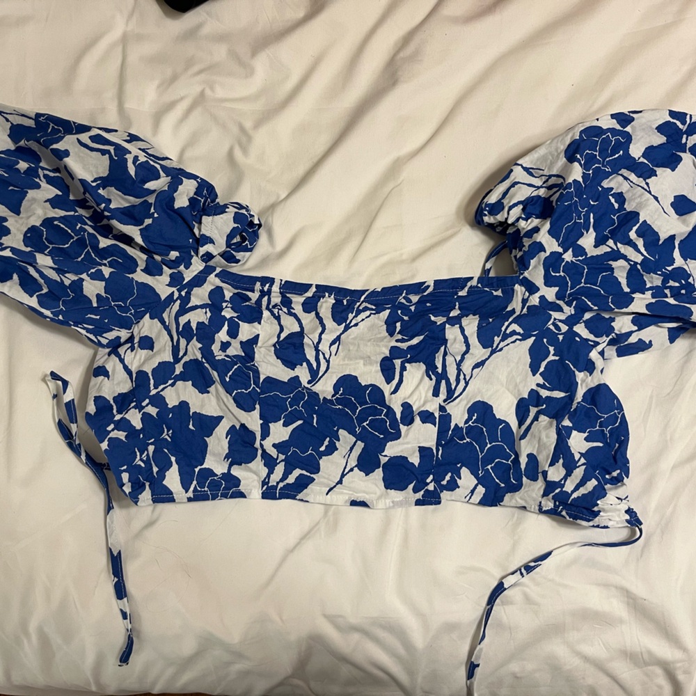 women’s blue and white print puff sleeve top